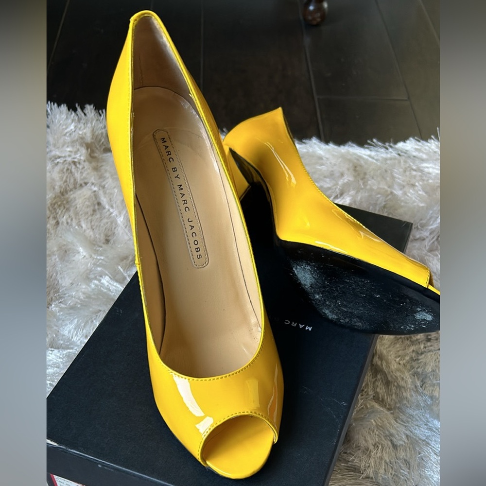 Yellow peep toe pump